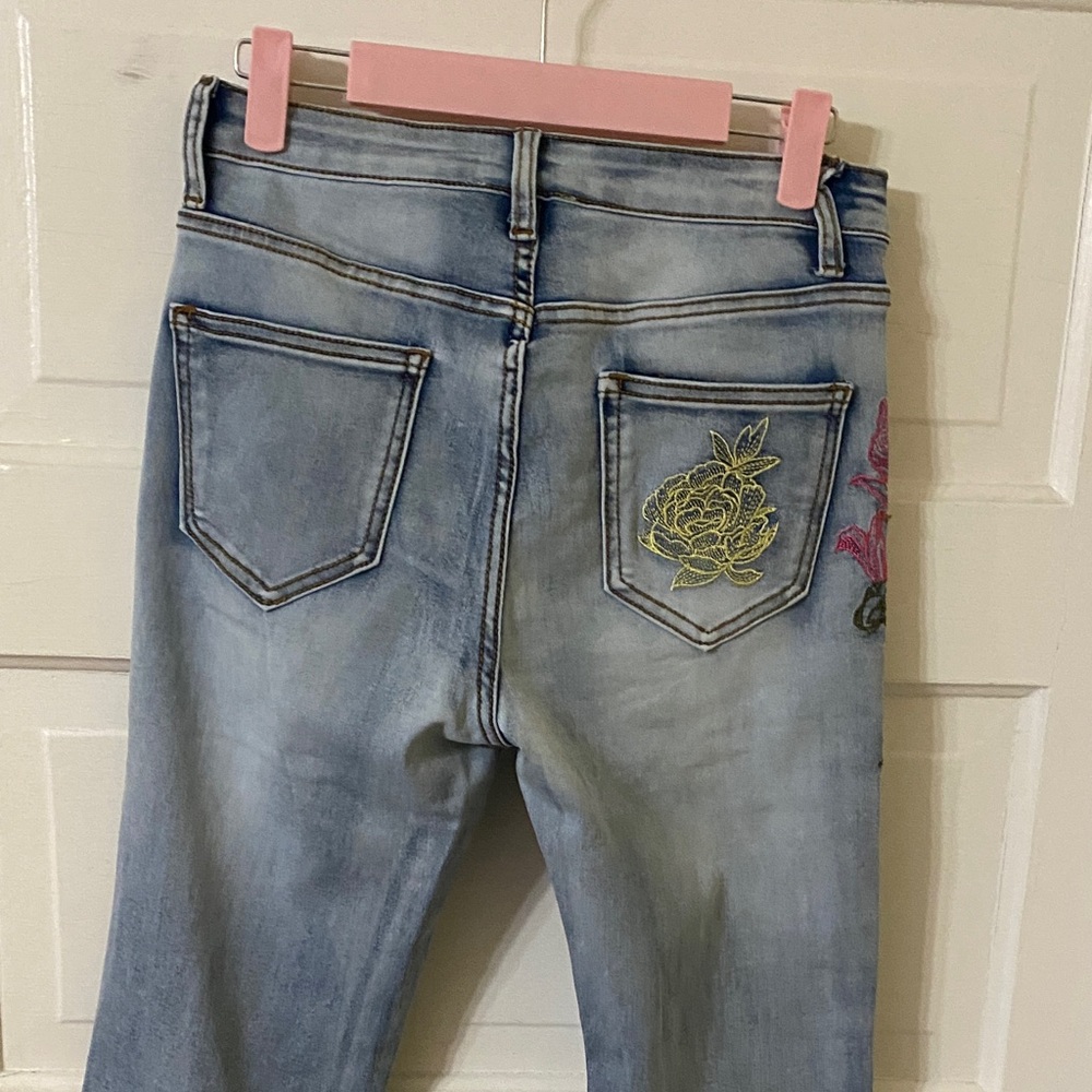 Oli & Hali Embroidered Floral Flare Jeans Size Small - Picture 5 of 13